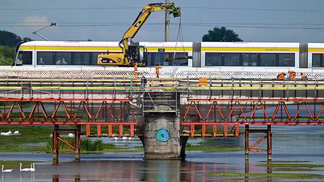 Bauarbeiten an der Zeppelinbrücke über dem Elsterbecken in Leipzig.