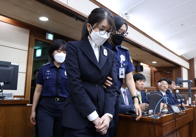 SEOUL, SOUTH KOREA - SEPTEMBER 24: Ex first lady Kim Keon-hee arives for her first trial hearing on corruption charges at a courtroom of the Seoul Central District Court on September 24, 2025 in Seoul, South Korea. The hearing is taking place after special counsel indicted Kim with physical detention on charges of violating the Capital Markets Act, the Political Funds Act and a law on the acceptance of bribes for mediation on Aug. 29. Chung Sung-Jun/Pool via REUTERS