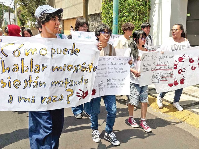 Alumnos y padres de familia bloquearon Insurgentes Sur para exigir “acciones contundentes”. Foto: Cuartoscuro