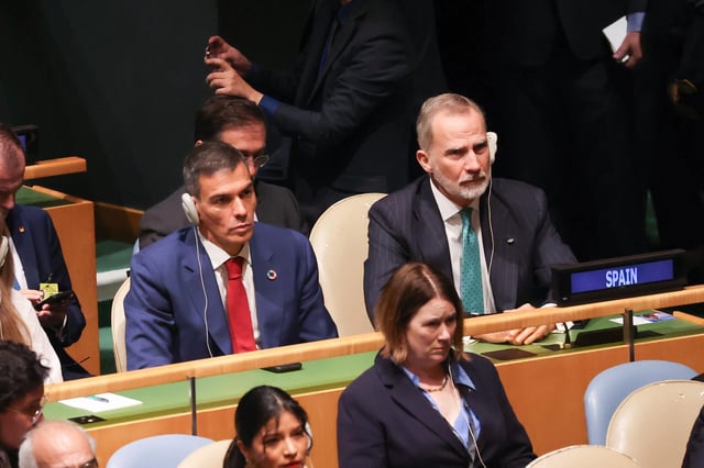 El presidente del Gobierno, Pedro Sánchez (i) y el Rey Felipe VI (d) asisten a la sesión de apertura del Debate General del 80º período de sesiones de la Asamblea General de Naciones Unidas, a 23 de septiembre de 2025, en Nueva York.