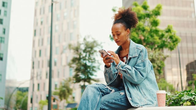 Bewerbung per Whatsapp: Jeder Zweite ist offen. (Foto: Andrii Nekrasov-Shutterstock)