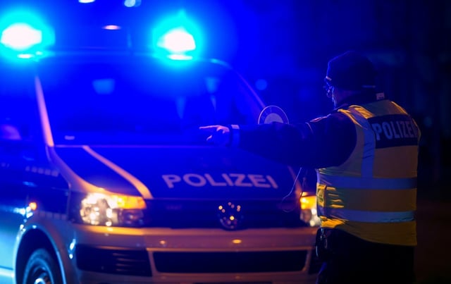 In einer Gemeinde in Niedersachsen hat ein 34-Jähriger offenbar seine Partnerin getötet. Die 30-Jährige sei nach einer Auseinandersetzung in Gyhum gestorben, teilte die Polizei in Rotenburg mit.