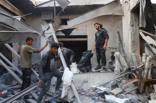 Des Palestiniens inspectent le site des frappes israéliennes meurtrières de la nuit, jeudi 24 septembre à Gaza.