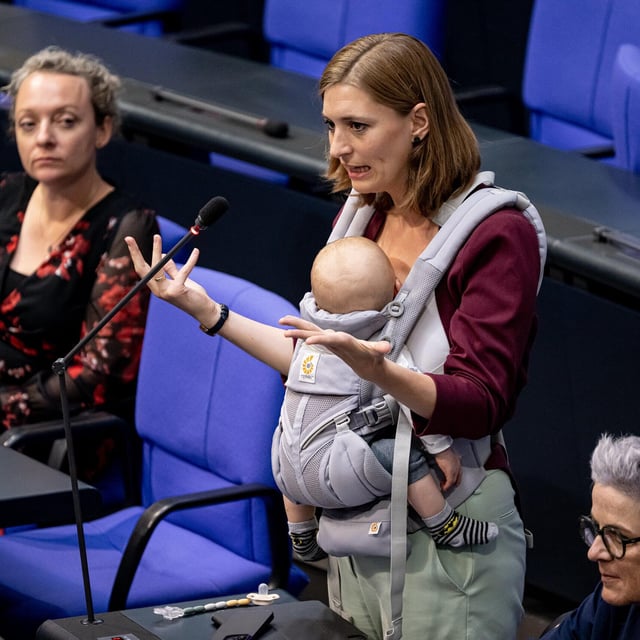 Mit Baby am Redepult – Abgeordnete schreibt Geschichte