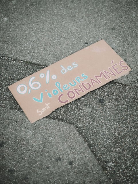 Selon le rapport, 93 % des victimes sont des femmes tandis que 97 % des mis en cause sont des hommes.