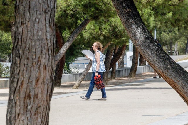 Una mujer se abanica en Madrid.