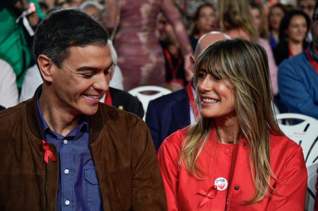 Le Premier ministre espagnol Pedro Sanchez (g) et son épouse Begoña Gómez  assistent au 41e congrès du Parti socialiste ouvrier espagnol (PSOE) à Séville, le 1er décembre 2024