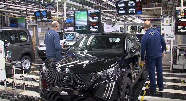 Montaje del Peugeot 2008 en Stellantis Vigo