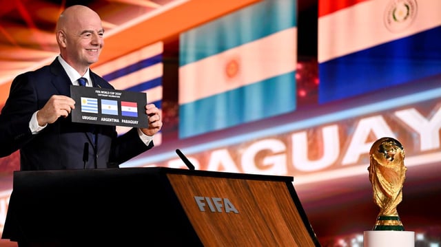 FIFA-Präsident Gianni Infantino verkündet Argentinien, Uruguay und Paraguay als WM-Gastgeber 2030.