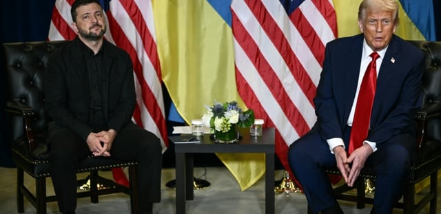 Le président américain Donald Trump (d) et son homologue ukrainien Volodymyr Zelensky lors d'une réunion bilatérale en marge de l'Assemblée générale des Nations Unies à New York, le 23 septembre 2025