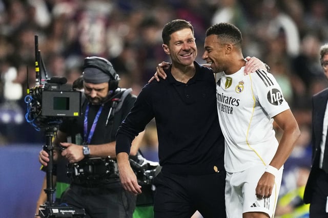 Xabi Alonso und Kylian Mbappé feiern mit Real Madrid Sieg um Sieg.