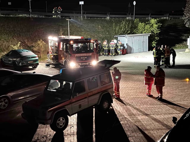 Polizei, Feuerwehr und DLRG suchten in der Nacht gemeinsam nach dem Jungen.