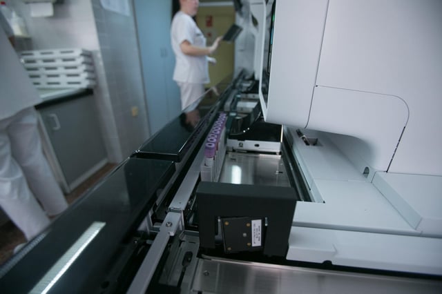 Análisis de sangre en el laboratorio de un centro sanitario