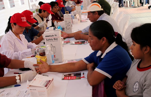 Nurses take blood for free HIV tests during a HIV prevention campaign marking the World AIDS Day in Lima, Peru December 1, 2016. REUTERS/Mariana Bazo/File Photo