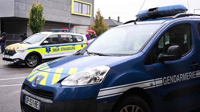 Ein Teenager hat seine Lehrkraft schwer verletzt – Festnahme!