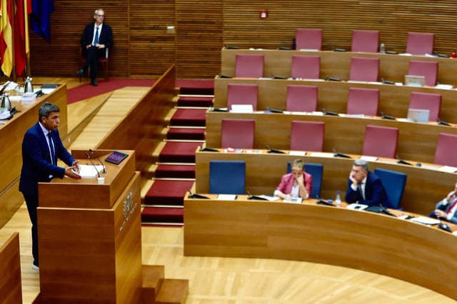 Mazón, ante los escaños vacíos de PSPV y Compromís en el Debate de Política General.