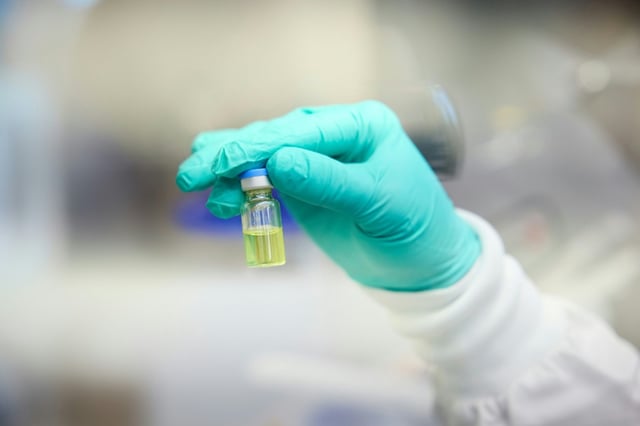 Photo diffusée le 19 septembre 2025 par Unitaid/Gilead Sciences, Inc. montrant la version générique du traitement préventif contre le VIH, le lenacapavir injectable, qui sera disponible au prix de 40 dollars par an dans plus d'une centaine de pays dès 2027