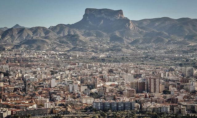 Vista panorámica del casco urbano de Elda, con la sierra del Cid al fondo.