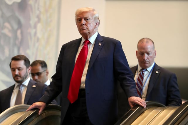 Donald Trump verlässt die Vereinten Nationen mit finsterer Miene auf der Rolltreppe