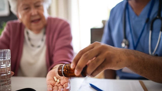 Er soll zwei Seniorinnen ohne Grund ein Medikament verabreicht haben.