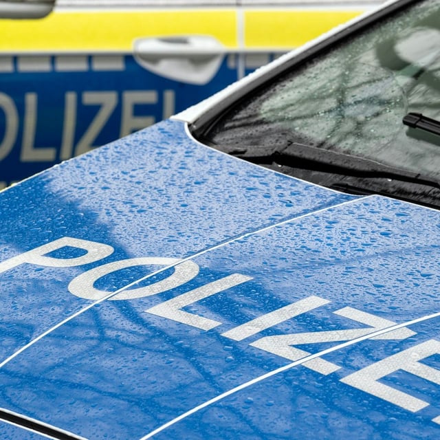 Der Schriftzug „Polizei“ auf der Kühlerhaube eines Autos. (zu dpa: «Geldautomat in Berlin-Buch gesprengt»)