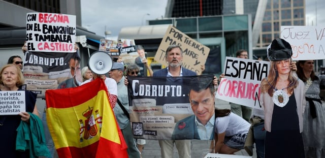 Une effigie de Begoña Gomez et une banderole "L'Espagne corrompue" pendant une manifestation alors que l'épouse du Premier ministre espagnol est convoquée pour une audience devant un juge suite à des accusations de détournement de fonds publics, le 10 septembre 2025 à Madrid