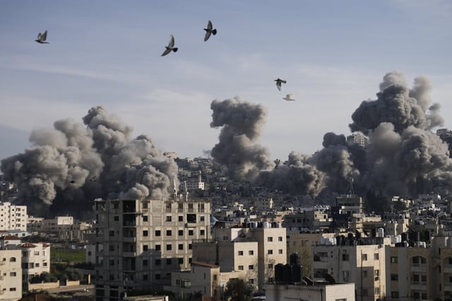 El humo se eleva tras una explosión detonada por el ejército israelí, que dijo que estaba destruyendo edificios utilizados por militantes palestinos en el campo de refugiados de Jenin, en Cisjordania, el domingo 2 de febrero de 2025.