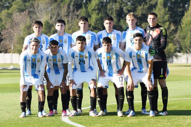 La selección sub 20 con Santiago Fernández. El defensor de Talleres será una de las figuras. (Prensa AFA)