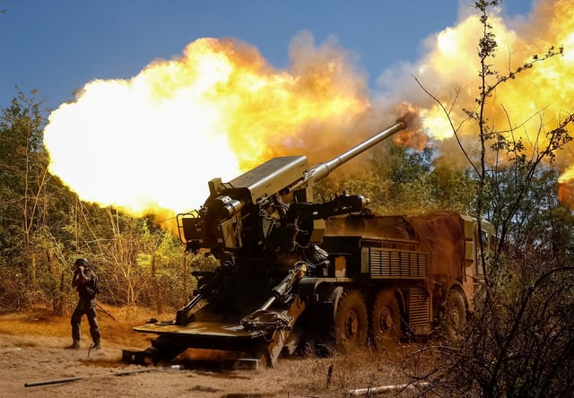 A service member of the 44th Separate Artillery Brigade of the Ukrainian Armed Forces fires a 2S22 Bohdana self-propelled howitzer towards Russian troops near a front line, amid Russia's attack on Ukraine, in Zaporizhzhia region, Ukraine August 20, 2025. REUTERS/Maksym Kishka