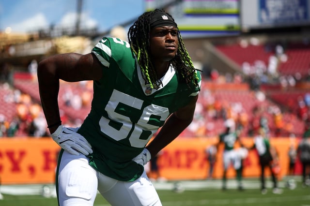 TAMPA, FLORIDA - SEPTEMBER 21: Quincy Williams #56 of the New York Jets stretches prior to an NFL football game against the Tampa Bay Buccaneers at Raymond James Stadium on September 21, 2025 in Tampa, Florida. (Photo by Kevin Sabitus/Getty Images)
