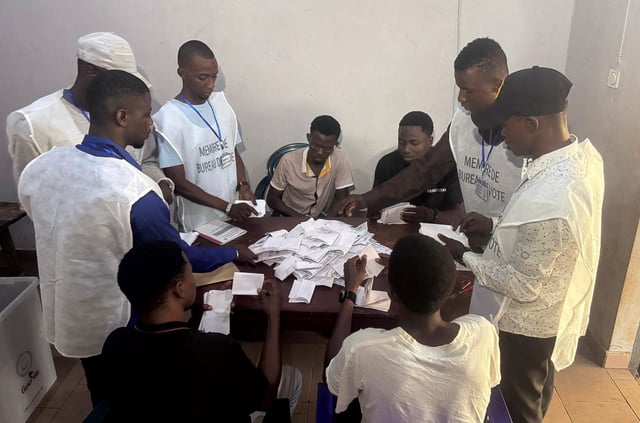 FILE PHOTO:Election officials count ballot papers in a referendum on a new Guinean constitution that could permit coup leader Mamady Doumbouya, who seized power in 2021, to run for president, in Conakry, Guinea September 21, 2025. REUTERS/Souleymane Camara/ File Photo