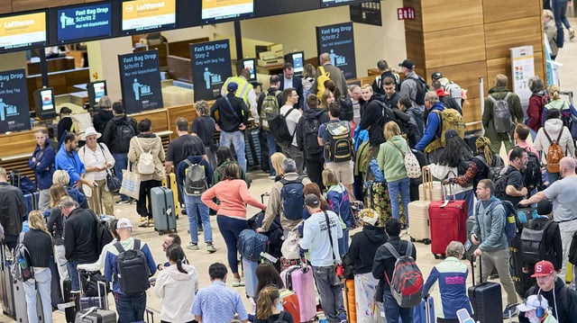 Fluggäste warten vor den Check-in-Schaltern im Terminal 1 des Flughafens Berlin Brandenburg. (22.09.2025)