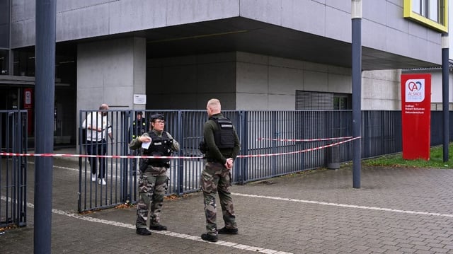 Des gendarmes devant le collège Robert Schuman, à Benfeld (Bas-Rhin), le 24 septembre 2025.