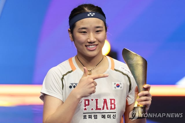 An Se-young of South Korea poses with the trophy after winning the women's singles title at the China Masters badminton tournament in Shenzhen, China, on Sept. 21, 2025, in this AFP photo. (Yonhap)
