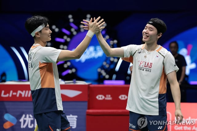 Kim Won-ho (L) and Seo Seung-jae of South Korea celebrate after winning the men's doubles title at the China Masters badminton tournament in Shenzhen, China, on Sept. 21, 2025, in this AFP photo. (Yonhap)