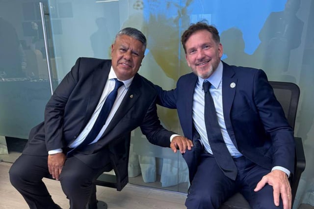Tapia junto a Domínguez en la cumbre con la Fifa (AFA)