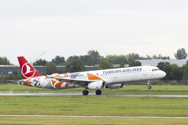 In Hannover ist am Mittwoch ein weiterer Flug mit Afghaninnen und Afghanen eingetroffen, die von der vorherigen Bundesregierung Aufnahmezusagen erhalten hatten. Es handele sich um 28 Personen, teilte ein Sprecher des Bundesinnenministeriums mit.