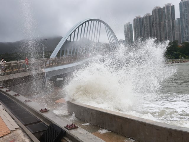 FOTODELDÍA Hong Kong (China), 24/09/2025.- Las olas golpean la costa durante el tifón Ragasa, de intensidad 10, en Hong Kong (China), este miércoles.-EFE/ May James