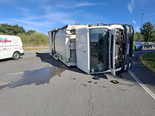 Camión de la basura accidentado en Lalín.