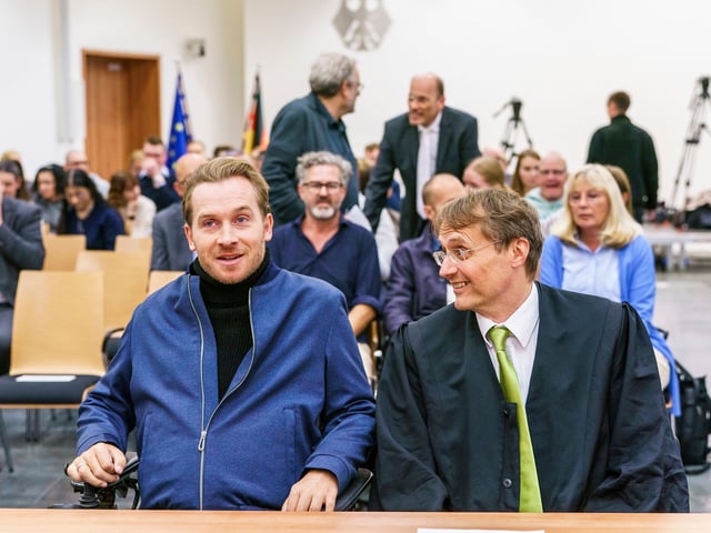 Samuel Koch (l) klagt vor Bundessozialgericht