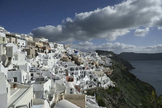 Die zehntausenden Erdbeben, die zu Jahresbeginn die griechische Ferieninsel Santorini und Nachbarinseln erschütterten, sind durch eine Verlagerung von Magma in der Tiefe ausgelöst worden. Ein Forschungsteam registrierte mehr als 28.000 Erdbeben.
