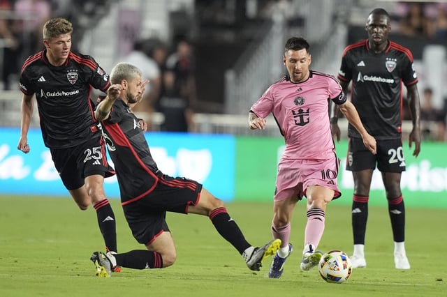 En mayo de 2024, en el Chase Stadium, Lionel Messi encarando ante la marca del polaco Mateusz Klich durante el partido entre Inter Miami y DC United, por la MLS