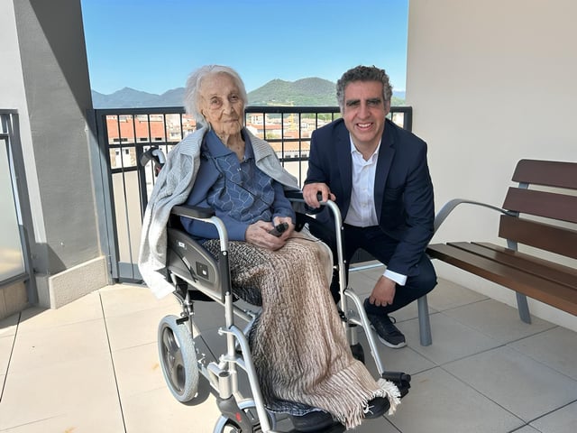 Maria Branyas posa junto al investigador Manel Esteller, en una imagen de 2024.