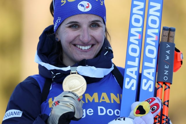 La Française Julia Simon a remporté le 15 km individuel des Mondiaux de biathlon à Lenzerheide (Suisse) le 18 février 2025