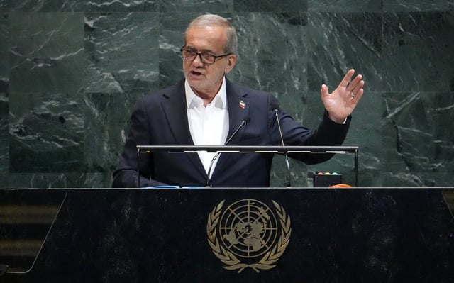El presidente de Irán, Masoud Pezeshkian, habla durante el debate general de la Asamblea General de las Naciones Unidas el 24 de septiembre de 2025. (Foto: TIMOTHY A. CLARY / AFP).