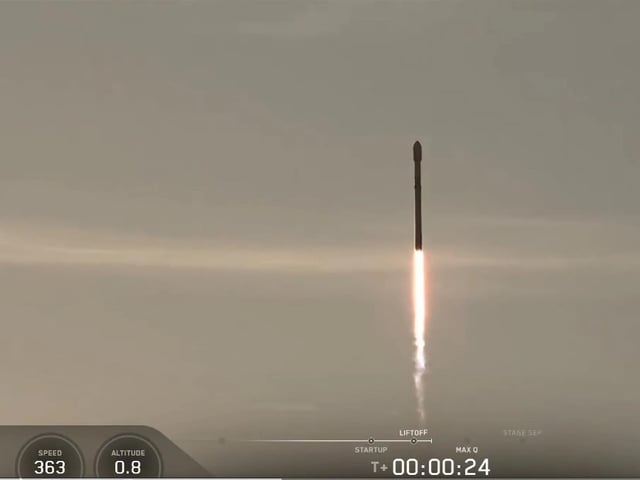 Captura de vídeo de SpaceX donde aparece el cohete Falcon 9 que transporta el orbitador IMAP (Sonda de mapeo y aceleración interestelar) de la NASA, el Observatorio Geocorona de Carruthers, y la nave espacial SWFO-L1 (Seguimiento del clima espacial: Lagrange 1) de la Administración Nacional Oceánica y Atmosférica (NOAA), despegando este miércoles desde la plataforma de Lanzamiento 39A en el Centro Espacial Kennedy en Merritt Island, Florida (EU).