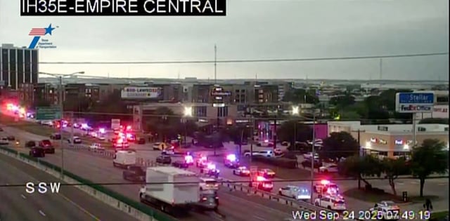 Patrulleros y ambulancias, a lo largo de la autopista, I-35E, cerrada tras el tiroteo en Dallas. (AP Imagen)