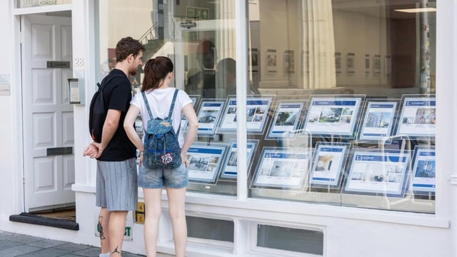 Most those earning £40,000 a year or more are still unable to buy on their own