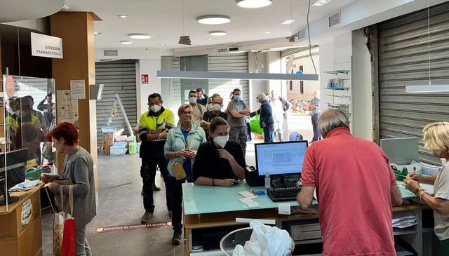 Una farmacia atiende a los pacientes tras los destrozos de la dana.