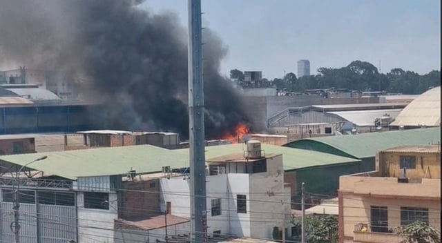 Callao en alerta: incendio de gran magnitud arrasa fábrica en Av. Argentina